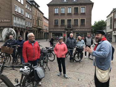 <p>Bocholt night watchman informs group about the tour</p>