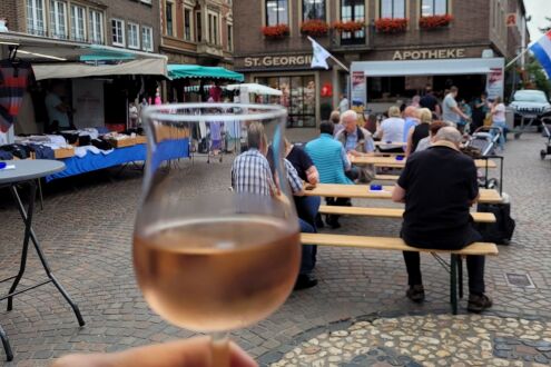 2021-07-08_Evening_market_wine_glass_photo_city_marketing