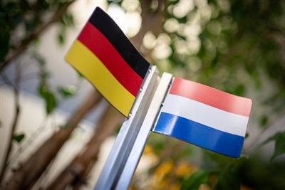 Niederländische und Deutsch Fahne