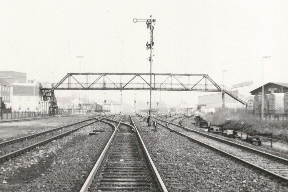 Die Eisenbahnbrücke an der Kaiser-Wilhelm-Straße, 1979.