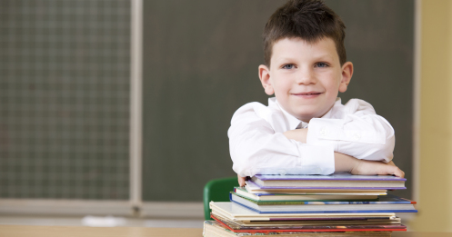 Portret van lachende schooljongen in klaslokaal