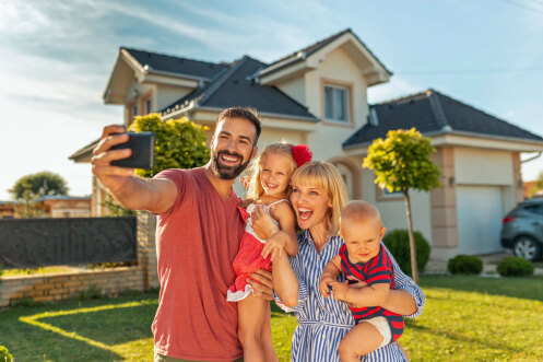 Familie_Selfie_vor_Haus