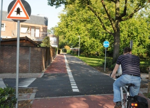 fahrraeder_radschnellweg.jpg fahrraeder_radschnellweg.jpg