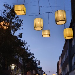 Die Hängelampen verbreiten eine gemütliche Atmosphäre in der Innenstadt.
