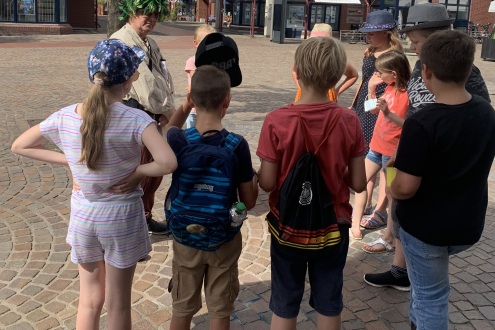 Kinder erkunden die Stadt Kinder erkunden die Stadt