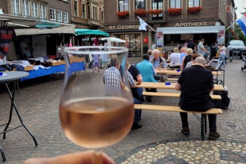 2021-07-08_Evening_market_wine_glass_photo_city_marketing 2021-07-08_Evening_market_wine_glass_photo_city_marketing