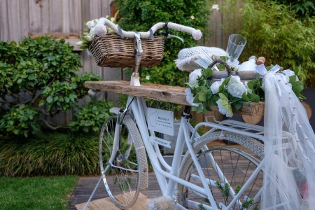 Kunstvoll verziertes Fahrrad im Hochzeit-Stil