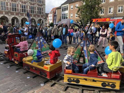 Kinderspoorbaan voor het historische stadhuis