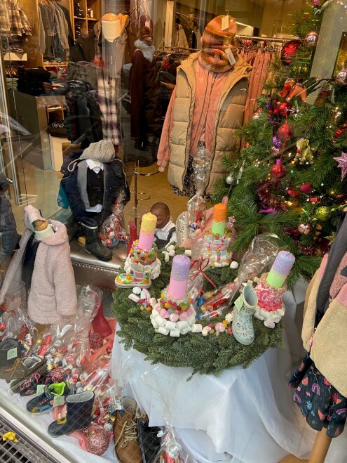Gefüllte Nikolausstiefel im Schaufenster