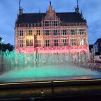 Speelfontein voor het stadhuis, verlicht