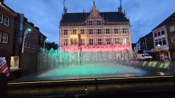 Playfountain vor dem Rathaus, illuminiert