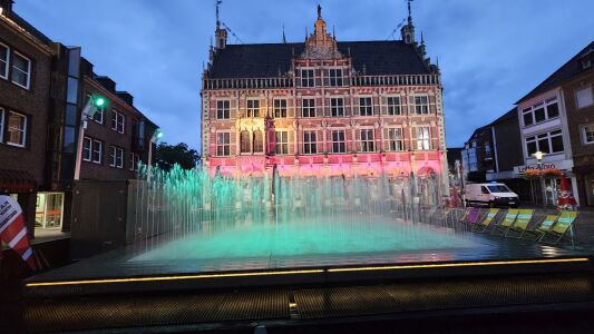 Playfountain vor dem Rathaus, illuminiert