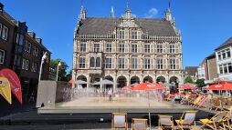 Playfountain vor dem Rathaus
