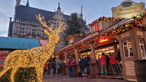 Weihnachtsmarkt mit Blick auf das Rathaus