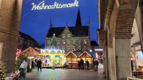 2022-12-25_Weihnachtsmarkt_Blick_Rathaus_Foto_Stadtmarketing_141