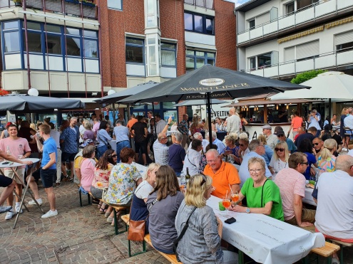 Veel gasten op het wijnfestival op het Sint-Jorisplein