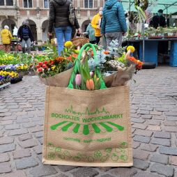 Einkaufsbeutel mit Blumen gefüllt vor Bocholter Rathaus