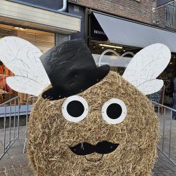 Geschmückte Strohpuppe aus Heuballen Geschmückte Strohpuppe aus Heuballen