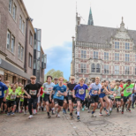 Läufer beim Bocholter Citylauf vor historischem Rathaus Läufer beim Bocholter Citylauf vor historischem Rathaus