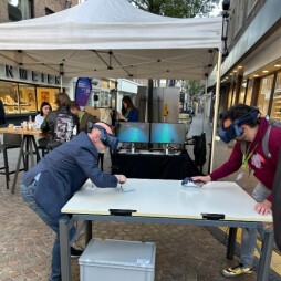 Informatiestand van de Westfaalse Hogeschool op de avondmarkt in Bocholt