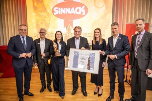 Unternehmensleitung der Firma Sinnack bei Preisverleihung mit Bürgermeister und Wirtschaftsförderer und Stifter