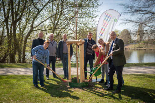 A symbolic tree-planting ceremony to mark winning first prize in the 2024 Sustainability Awards. Those taking part in the planting ceremony were (from right): Mayor Thomas Kerkhoff, Marlies Knuf (Group Leader at Büngern Technik), Jenny Heitkönig (Büngern Technik), Sascha Teroerde (Climate Protection Officer for the City of Bocholt), as well as Hans-Georg Hustede, Werner Schwers, Detlef Schülingkamp and Claudia Borkes from Büngern Technik.