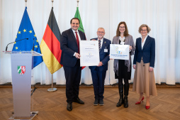  Award ceremony in Düsseldorf (from left to right): Minister Nathanael Liminski, Peter Wahl (Chairman of Europa-Union Bocholt e.V., Sonja Wießmeier (Managing Director of Europa-Union Bocholt e.V.), Minister Ina Scharrenbach' 