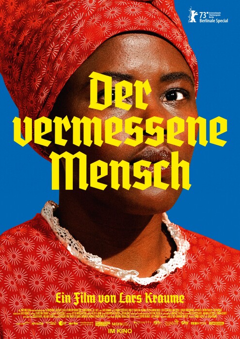 Portrait photo of the Herero interpreter in a Biedermeier dress with a headdress made of the same red-patterned fabric. The film title is written over her face in large old-looking yellow lettering.