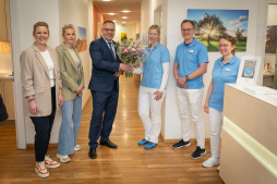  Mayor Thomas Kerkhoff welcomes the new family doctor Franziska Badrow in the presence of Lisa Knuf (left) and Sarah Underberg (2nd from left) from the Bocholt doctors' network at Dr Enno Meyer's practice. 