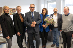  Bei einem Praxisbesuch begrüßten (von links) Sarah Underberg vom Ärztenetz BOHRIS, Lisa Knuf vom Büro des Bürgermeisters, Bürgermeister Thomas Kerkhoff und Dr. Michael Adam (rechts) das Ehepaar Lotus Morshed und Bassel Kanafani in der Praxis. 