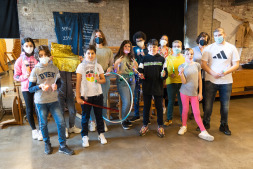 Ferienprojekt: Schülerinnen und Schüler \ Die Teilnehmerinnen und Teilnehmer des Ferienprogramms mit den Betreuerinnen und Organisatorinnen Katharina Bockting Klein Weegen, Danuzza Mendonca-Leuters, Beate Friedrich und Stefanie Middelkamp.