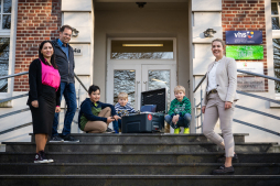  Julia Bergerfurth (rechts) von der Stadtsparkasse Bocholt übergibt den neuen iPad-Transportkoffer an Jennifer Engels (links) von der JUNGEN UNI. Darüber freuen sich auch Dozent Ulrich Kolks und die jungen Kursteilnehmer Lennox, Jakob und Filip. 