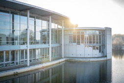  In Lecture Hall 1 of the Westphalian University of Applied Sciences, the two influencers inspired a total of 430 schoolchildren. 