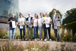 The new family planner for 2027 is now available! Delighted with the new planner: (from left) Jürgen Schroer (Stempel Mayer), Jürgen Elmer (Stadtwerker), Kai Enck (Stadtsparkasse Bocholt), Janine Omar (Child Protection Association), Ina Bühs (Youth and Family Department), Stefanie Jakovljevic (Child Protection Association) and Mayor Christian Mangen.