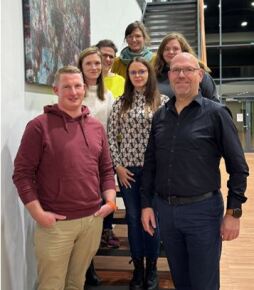 Youth welfare office parents' council 2024/2025 The Bocholt Youth Welfare Council for the 2024/2025 kindergarten year (from left to right): Karsten van Gelder, Janna Sinnack, Anna Katharina Eusterfeldhaus, Lisa Winter, Patricia Muth, Lena Kamps and Carsten Terörde. Nele Geke is missing.