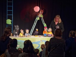 Puppenspiel Eliot Kinder hatten am Puppenspiel \