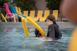 Angestellte des Bäderbetriebs helfen den Kindern, sich ans Wasser zu gewöhnen