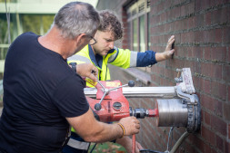  Building inspectors Michael Krings (left) and Anton Zimmermann from the Cologne-based company Finette + Schönborn take the wall sample. 