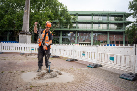 Jonas Schrameck from the Nolte explosive ordnance clearance service in Nottuln searches Berliner Platz for possible unexploded ordnance from the Second World War.