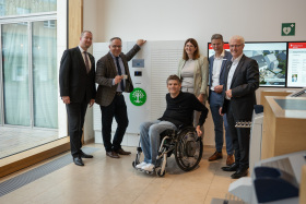 Testing the document dispenser box together (from left): Bocholt's First City Councillor Björn Volmering, Bocholt's Mayor Thomas Kerkhoff, Jens Wendland from the Public Order Department, Jana Weiß (the Mayor's advisor) and Joachim Schüling and Karl-Heinz Bollmann from the Management Board of Stadtsparkasse Bocholt.