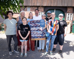 Action day at the craft museum The director of the city museum, Lisa Resing (fourth from left), Mayor Christian Mangen (centre) and the team of the Handicraft Museum are looking forward to the action day.