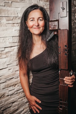 The musician Gudula Rosa with Paetzold sub-bass The musician Gudula Rosa with Paetzold sub-bass