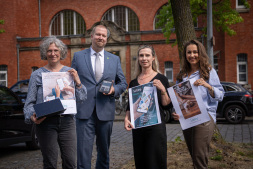 Presenting the new service together (from left): Marita Wormland (Bocholt City Library), Björn Volmerin (First City Councillor), Melanie Tenhumberg (Head of City Library) and Division Manager Isabel Testroet. Presenting the new service together (from left): Marita Wormland (Bocholt City Library), Björn Volmering (First City Councillor), Melanie Tenhumberg (Head of City Library) and Division Manager Isabel Testroet.