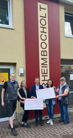  Donations for two good causes (from left to right): Niklas Jägering (Head of the Bocholt Animal Shelter), Melanie Tenhumberg (Head of the City Library), Thomas Waschki (First City Councillor), Isabel Testroet (Head of the City Library and others) and Lucia Hünting (2nd Chairwoman of the Bocholt Animal Shelter). 