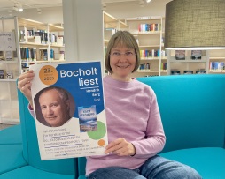  Klaudia Kroesen from the city library is looking forward to a North Frisian reading with Hendrik Berg 