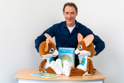 Press photo Dominik Meurer Author Dominik Meurer with the little gerbil