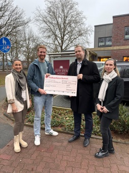 First City Councillor Björn Volmering (2nd from right), Isabel Testroet (left) and Melanie Tenhumberg jointly hand over the cheque to hospice manager Lukas Tekampe (2nd from left) First City Councillor Björn Volmering (2nd from right), Isabel Testroet (left) and Melanie Tenhumberg jointly hand over the cheque to hospice manager Lukas Tekampe (2nd from left)