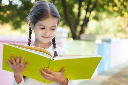 Stockfoto Lesendes Kind Am Samstag treten zehn Grundschulkinder beim Lesewettbewerb in der Stadtbibliothek Bocholt an (Symbolfoto).