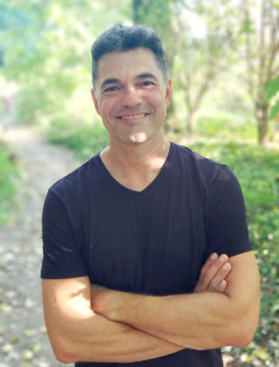  Author Akram El-Bahay leads the writing workshop 