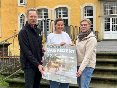 Bocholt hikes_organising team in front of Diepenbrock Castle_photo_City Marketing Bocholt